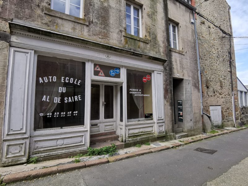 ensemble immobilier avec commerce et habitations