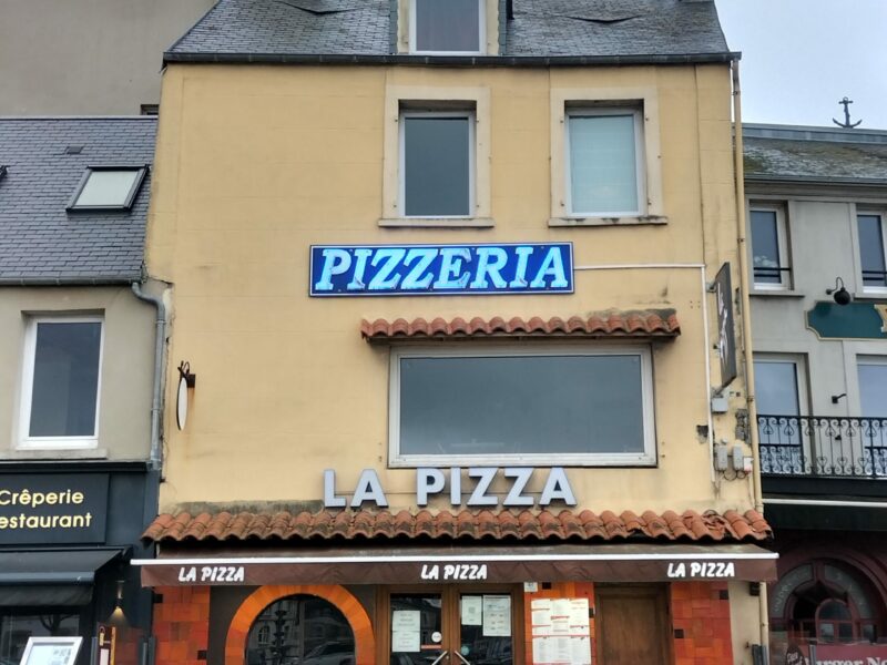Un ensemble immobilier commerce de restaurant avec un appartement sur les quais