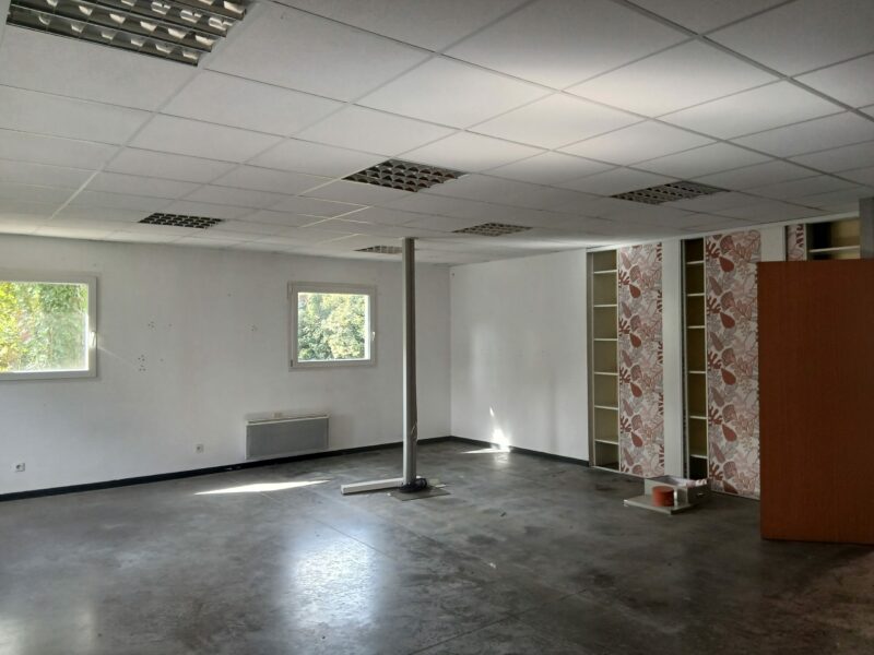 A LOUER A VENDRE LOCAL ACTIVITE AU MOLAY LITTRY