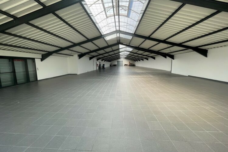 Local commercial de 360 m² situé à l’arrière d’un bâtiment de plus grande importance.
