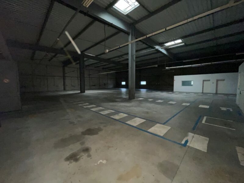 BATIMENT A USAGE D’ATELIERS, BUREAUX, STOCKAGE