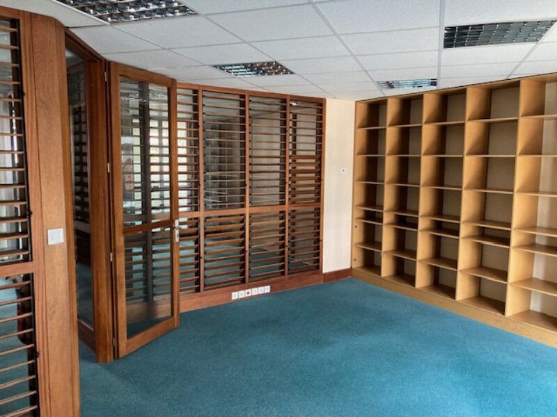 A LOUER BUREAUX OU LOCAL PROFESSIONNEL DE STANDING DE 172 M² ET 4 PARKINGS