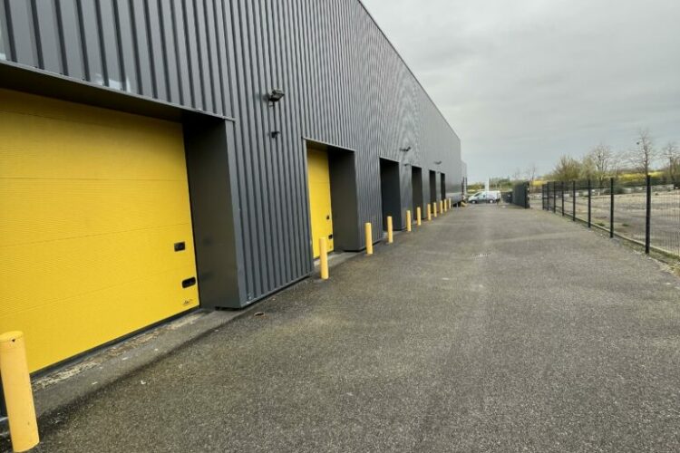 CARPIQUET – A louer BOX à partir de 75 m² ou 150 m² + espace bitumé. possibilité de diviser les lots