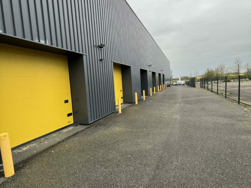 CARPIQUET – A louer BOX à partir de 75 m² ou 150 m² + espace bitumé. possibilité de diviser les lots