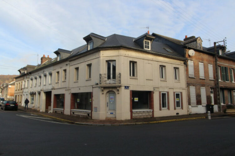 Immeuble Ensemble Bureaux ou Commerce ! + Habitation et Annexe env 250 m2
