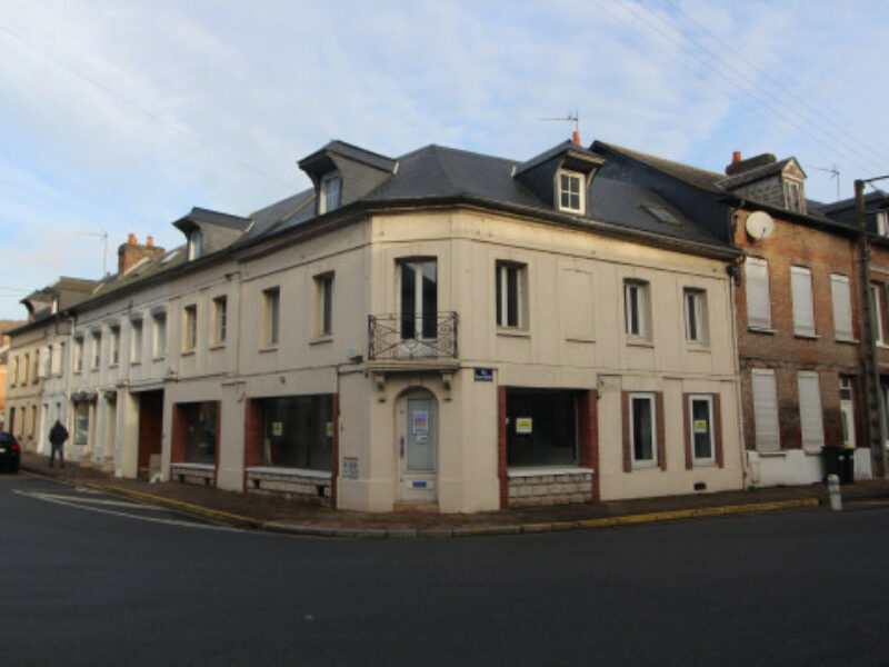 Immeuble Ensemble Bureaux ou Commerce ! + Habitation et Annexe env 250 m2
