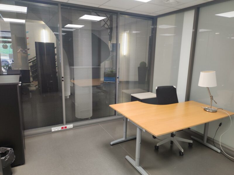Bureau de 12 m² meublé au RDC, situé au Centre d’Affaires de Dieppe