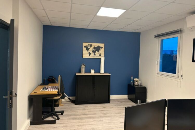 A LOUER BUREAU INDIVIDUEL 22M² + locaux communs ( cuisine, sanitaires/douche, salle de réunion)