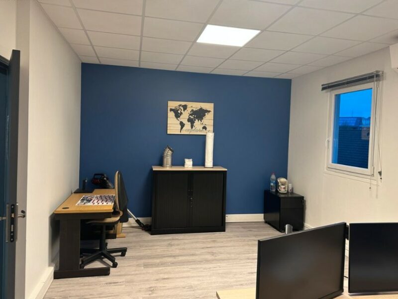 A LOUER BUREAU INDIVIDUEL 22M² + locaux communs ( cuisine, sanitaires/douche, salle de réunion)