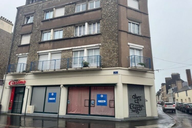 SURFACE COMMERCIALE et HANGAR