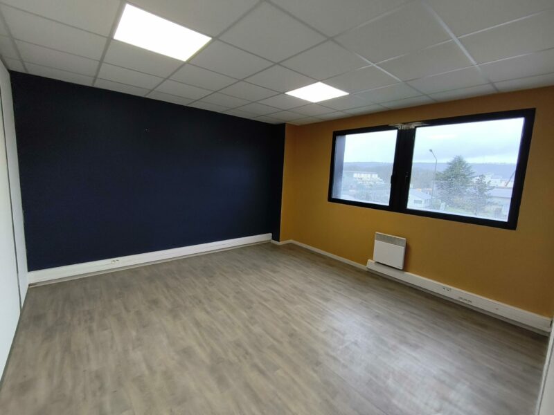 Bureau 52 m2 à CLEON