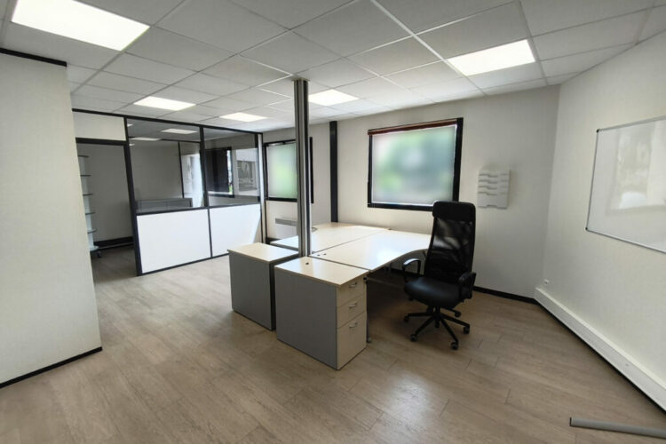 Bureau 52.1 m2 à CLEON