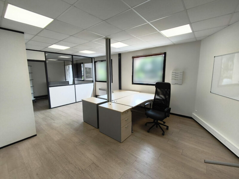 Bureau 52.1 m2 à CLEON