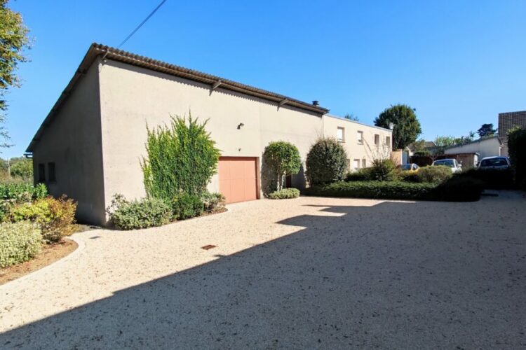 Local professionnel 150 m2 stockage + bureau