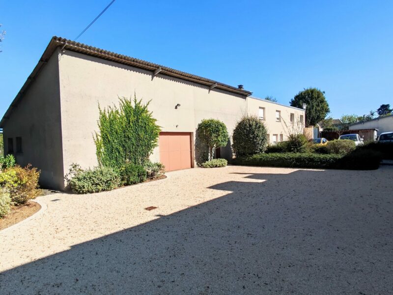 Local professionnel 150 m2 stockage + bureau